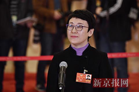 全国政协委员、住房与城乡建设部副部长黄艳回答记者提问。新京报记者 陶冉 摄