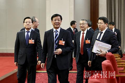 今日(3月10日上午),十三届全国人大一次会议四川省代表团全体会议,最高人民检察院检察长曹建明出席会议,听取代表审议“两高”报告。新京报记者 薛珺 摄