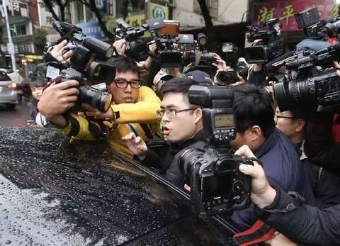 新党青年王炳忠19日被台“调查局”带走。(图片来源:台媒资料图)