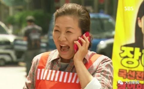 韩剧中妈妈街上贴满海报,庆祝女儿通过国选律师考试