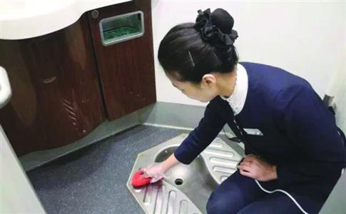 地铁工作人员正在擦站内厕所 /上海地铁供图