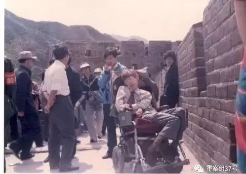 ▲1985年，霍金在中国登长城。受访者供图