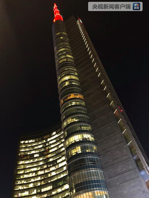 庆祝中国新年 意大利米兰地标建筑点亮中国红