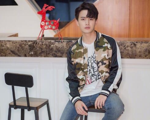 任嘉伦升级当爹！微博晒宝宝小手照幸福甜蜜