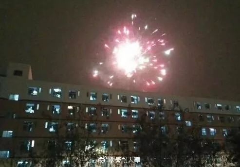 艾玛!天津一男子民航大学放烟花表白,结果被警