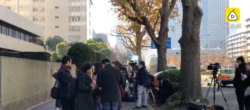 裁判所外聚集多家媒体 截图来源:梨视频