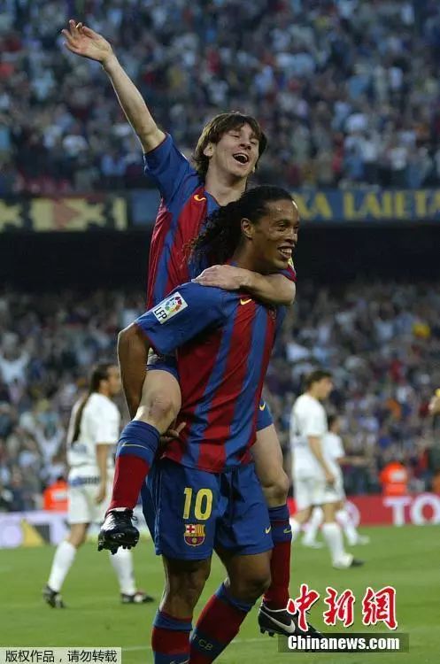 告别传奇!“足球魔术师”罗纳尔迪尼奥宣布退役|罗纳尔迪尼奥|足球|世界足球_新浪新闻