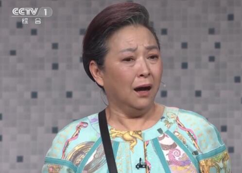 身兼《回家》小品导演及演员的台湾艺人方芳。(图片来源:视频截图,下同)
