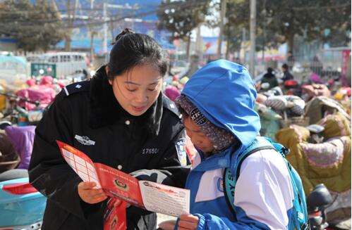 遂平县公安局民警开展110宣传日大宣传大走