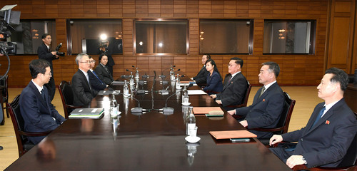 朝韩两国15日在板门店朝方一侧的统一阁举行工作会谈，讨论派遣朝鲜艺术团参加平昌冬奥会的有关事宜。（韩联社）