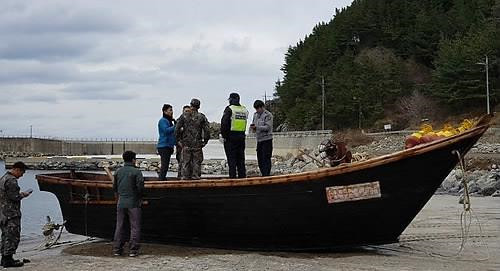 韩国海警调查近海发现的“幽灵船”