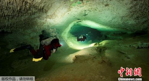 一个潜水团队近日在墨西哥东部发现了连通两个地下洞穴的通道，发现了或是世界上最大的被水淹没的洞穴。