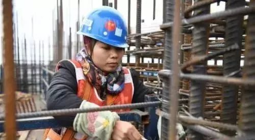 资料图:女性农民工在工地上。 胡雁 摄 ↑资料图:女性农民工在工地上。(来源:中国新闻网)