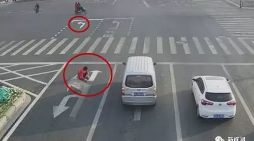 嫌下班堵车,男子竟在马路上P出一条直行道,“人才”啊!