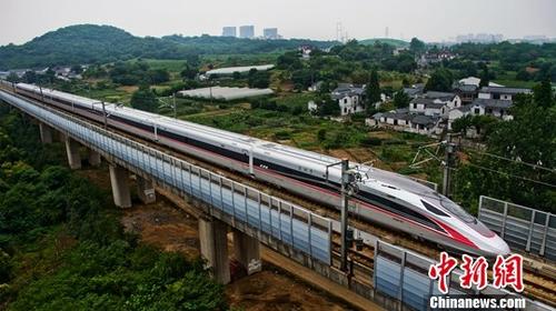 图为2017年6月26日,具有完全自主知识产权的中国标准动车组“复兴号”动车行驶在京沪高铁江苏镇江段。中新社记者 陈岗 摄