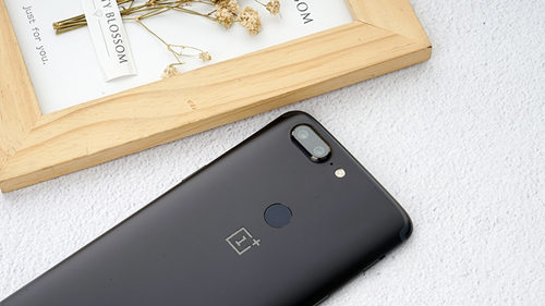 一加5T手机星辰黑开箱图赏:经典配色一体感强