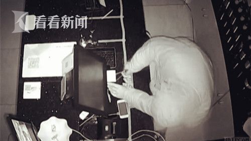 频|男子潜入火锅店实施盗窃 左撬右掘打不开钱