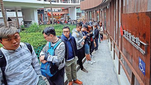香港市民到荃湾捐血站轮候登记捐血。图片来源:香港“大公报”