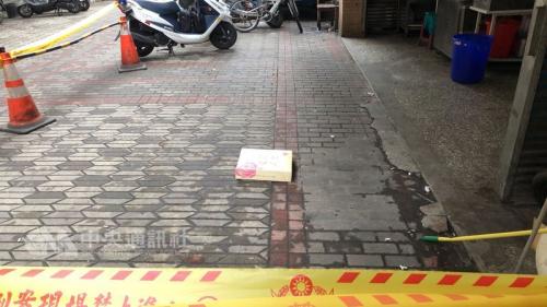 台湾桃园市八德区一处面摊前被放置一个纸箱,上头写着“内有炸弹”,已确认为恶作剧。图片来源:台湾“中央社”