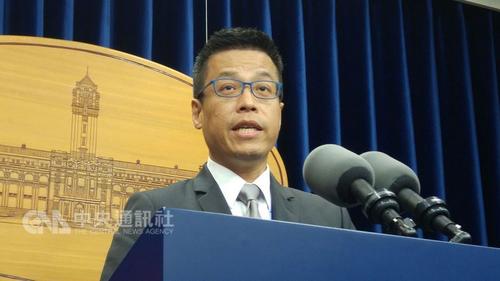 黄重谚就人事变动进行说明。图片来源:台湾“中央社”。