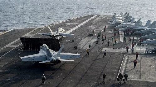 ▲“卡尔·文森”号航母战斗群目前正在南海游弋。图为23日拍摄的“卡尔·文森”号。(美国海军网站)