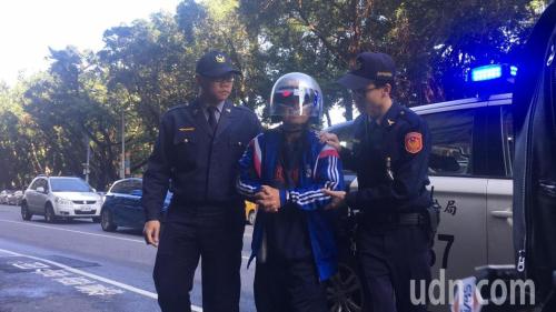 张姓嫌犯被逮捕。图片来源:台湾“联合新闻网”