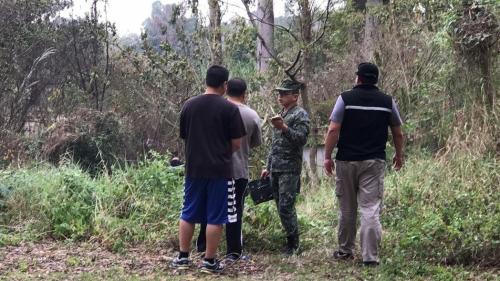 台湾军方一架无人机8日在屏东县一所小学旁的树林坠毁引发火情。军警人员封锁现场调查。图片来源:《联合报》 台湾军方一架无人机8日在屏东县一所小学旁的树林坠毁引发火情。军警人员封锁现场调查。图片来源:《联合报》