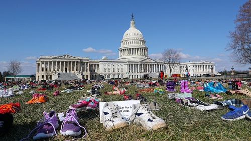 国会山前的草坪上摆放的7000双鞋子令人伤感（美联社）