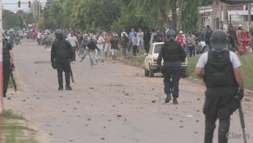 民众投掷石头。图片来源：阿根廷华人网