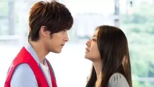 女子开豪车赴同学会,恋上帅气校草!不料一条