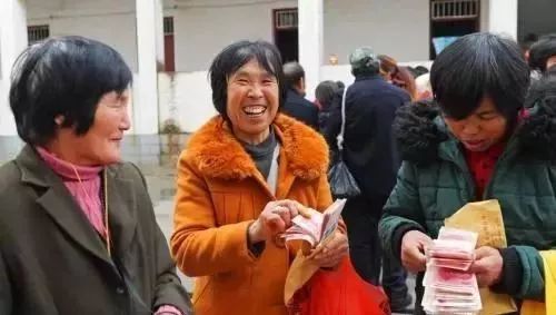 资料图:农民工领到工资后很高兴。曹礼达 摄 ↑资料图:农民工领到工资后很高兴。(来源:中国新闻网)