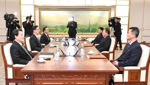 朝韩两国17日在板门店韩方一侧的和平之家举行副部长级冬奥会工作会谈