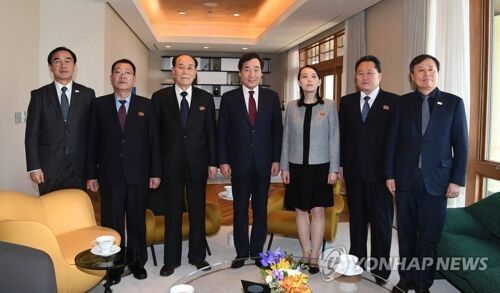 李洛渊（中）与朝鲜冬奥高官代表团合影留念。（图片来源：韩联社）