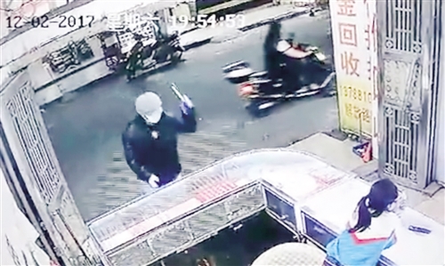 男子举锤砸柜抢金铺逃之夭夭 仅40分钟后就被抓获