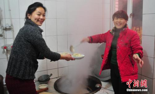 资料图：辽宁省葫芦岛市民在家中与家人享受丰盛的年夜饭。中新社发 于海洋 摄