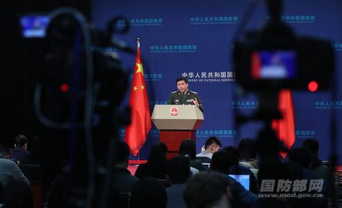 12月28日下午,国防部举行例行记者会,国防部新闻局副局长、国防部新闻发言人任国强大校回答记者提问,图为例会现场。李晓伟 摄 图片来源:国防部网站。