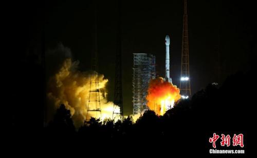 资料图:2017年11月5日,中国在西昌卫星发射中心用长征三号乙运载火箭,以“一箭双星”方式成功发射第24颗、第25颗北斗导航卫星。中新社发 李晋 摄