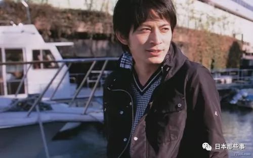 当时外界就推测是在为迎娶宫崎葵做预备。如今果然两人修成正果。