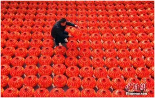 2016年11月10日,河北石家庄藁城区屯头村号称“中国宫灯第一村”,该村绝大多数农户开设网店,通过互联网做买卖。中新社记者 翟羽佳 摄