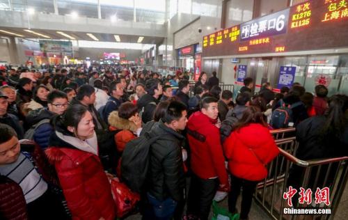 资料图:旅客检票进站上车。 中新社记者 张畅 摄