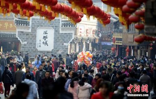 资料图：数万游客涌入湖南凤凰古城内欢度春节。 杨华峰 摄