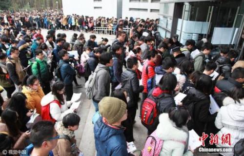 资料图:2016年,江苏省南京市,在南京林业大学考点,参加研究生考试的考生开始进入考场。 图片来源:视觉中国 资料图:2016年,江苏省南京市,在南京林业大学考点,参加研究生考试的考生开始进入考场。 图片来源:视觉中国