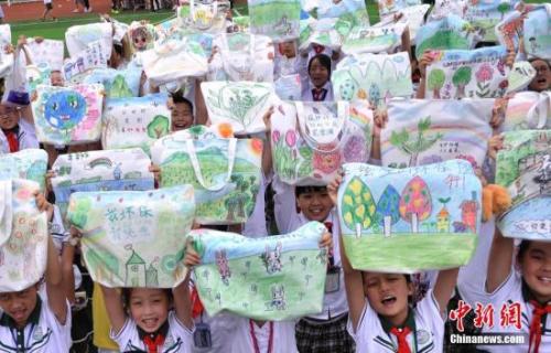 资料图:小学生手绘环保袋呼吁环保。 陈超 摄