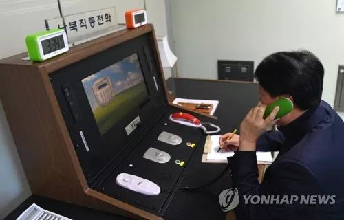 △1月3日下午3點34分,在板門店聯合警備區聯絡事務所,韓方聯絡官拿起韓朝直通電話的話筒與朝方通話。