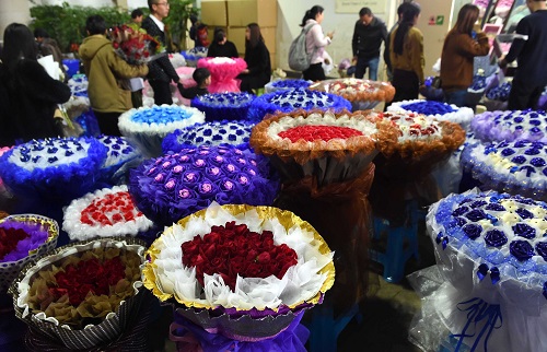2017年2月14日,顾客在云南昆明斗南花市选购玫瑰花。新华社记者 蔺以光 摄