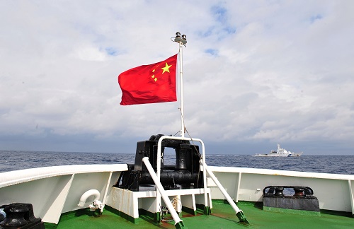 资料图片:2013年2月14日,中国海监船编队坚守在钓鱼岛海域进行常态化巡航。新华社记者 张建松 摄