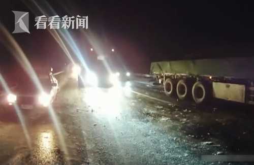视频｜高速遇车祸拥堵 交警寒夜跑10公里叫醒滞留司机