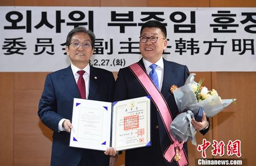2月27日,韩国政府向十二届全国政协外事委员会副主任、察哈尔学会会长韩方明授勋仪式在位于北京的韩国驻华使馆举行,韩驻华大使卢英敏(左)代表韩国总统文在寅向韩方明(右)授予“大韩民国外交贡献勋章”。中新社记者 侯宇 摄