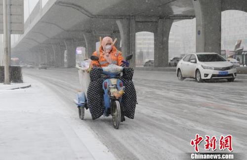 在长春市,上场降雪在部分路段的结冰尚未消融,新的降雪又来,更加剧了道路湿滑。 刘栋 摄