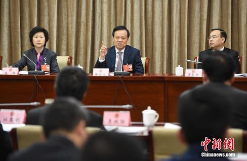 全国人大代表、重庆市委书记陈敏尔(中)回答记者提问。 中新社记者 侯宇 摄